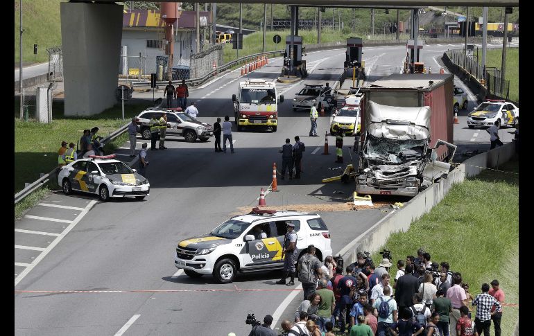 El camión (d) contra el cual chocó un helicóptero en Sao Paulo, Brasil. Al menos dos personas murieron después de que la aeronave se estrellara este lunes en una carretera de Sao Paulo, entre ellas el reconocido presentador brasileño de televisión Ricardo Boechat. EFE/S. Moreira