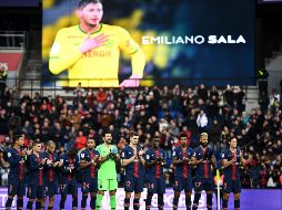 Los clubes podrán usar cintillos negros como tributo al delantero argentino de 28 años, que falleció en un accidente de aéreo sobre el Canal de la Mancha el mes pasado. AFP / ARCHIVO