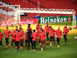 Jugadores del Paris Saint-Germain entrenan en la cancha del Old Trafford en la víspera del juego contra el Manchester United. AFP / F. Fife