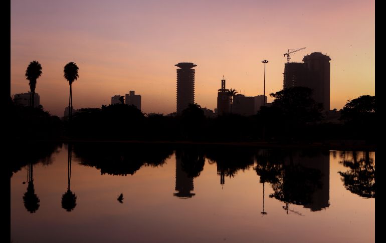 Silueta de varios edificios a orillas de un lago del parque Uhuru a la salida del Sol en Nairobi, Kenia. EFE/ D. Irungu