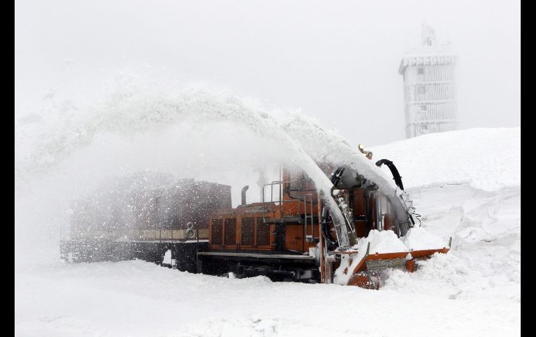 Trabajadores quitan nieve de la estación de trenes en Schierke, Alemania. AFP/DPA/M. Bein