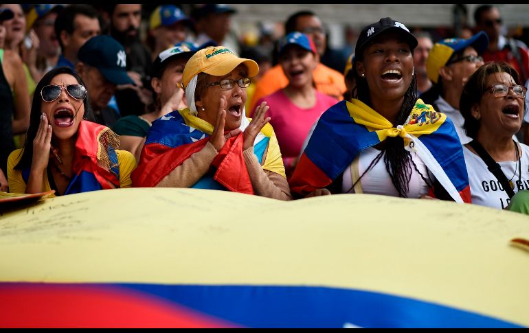 Seguidores del líder opositor y autoproclamado presidente de Venezuela, Juan Guaidó, se manifiestan en Caracas para exigir a los militares que permitan el paso de ayuda humanitaria estadounidense. AFP/F. Parra