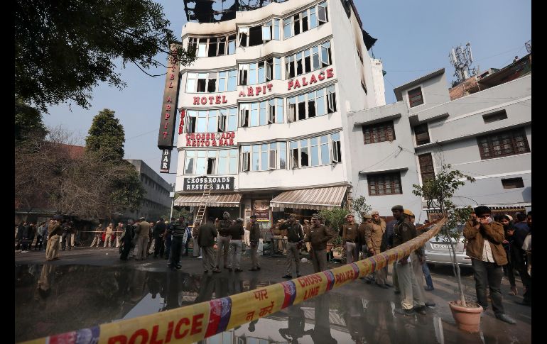 Fuerzas de seguridad acordonan el Hotel Arpit en Nueva Delhi, India, tras un incendio . Al menos 17 personas han muerto en el incendio, cuyas causas aún se desconocen. EFE/H. Tyagi