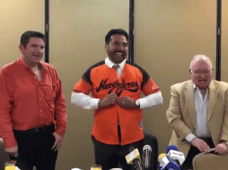 Castilla posó con la franela de Hermosillo durante su presentación. TWITTER/@ClubNaranjeros