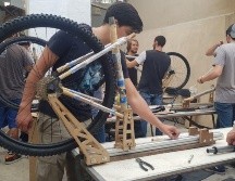  De manera periódica, Diego imparte talleres donde los participantes fabrican sus propios marcos en ciudades de México y de América Latina, como Uruguay y Chile. EL INFORMADOR / S. Blanco