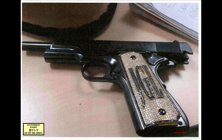 Una pistola incrustada con diamantes y las iniciales de Joaquín Guzmán Loera fue una de las pruebas presentadas por la Fiscalía de EU el 19 de noviembre. Jesús 