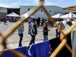 Migrantes centroamericanos caminan en el albergue temporal acondicionado por las autoridades de Coahuila en Piedras Negras. EFE/M. Sierra