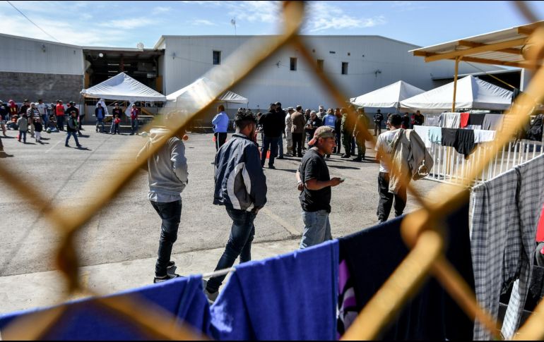 Migrantes centroamericanos caminan en el albergue temporal acondicionado por las autoridades de Coahuila en Piedras Negras. EFE/M. Sierra