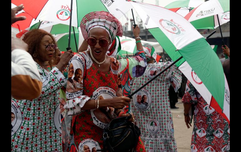 Una simpatizante del candidato presidencial nigeriano Atiku Abubakar asiste a un mitin en Lagos, Nigeria. El país celebrará el sábado los comicios presidenciales. AP/S. Alamba