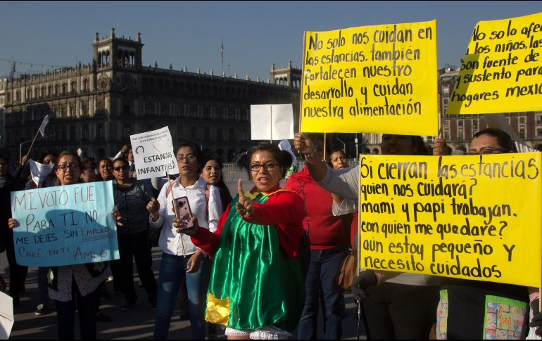 Empleados de estancias infantiles protestan frente a Palacio Nacional, en la Ciudad de México, por presupuesto para las guarderías. EFE/M. Guzmán