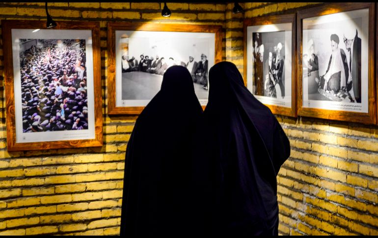 Mujeres iraníes observan retratos del ayatolá  Rujola Jomeini, líder de la Revolución Islámica, en una visita a la casa donde vivió en Najaf, durante sus 13 años de exilio en Iraq. Este año se conmemora el 40 aniversario de la Revolución Islámica en Irán. AFP/H. Hamdani