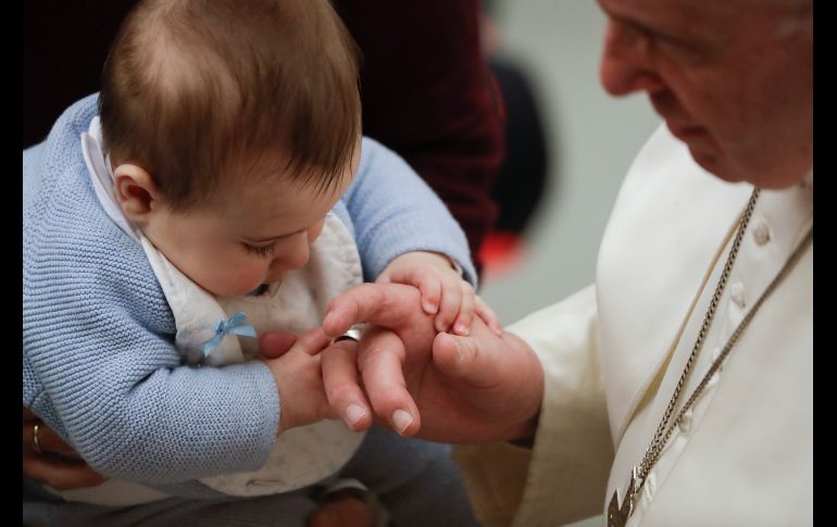 Un bebé toca el anillo del Papa Francisco durante la audiencia general semanal en el Vaticano. AP/A. Meichini