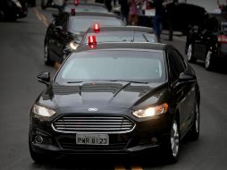 Un equipo de seguridad escolta al presidente de Brasil, el ultraderechista Jair Bolsonaro, tras recibir el alta médica. EFE / F. Bizerra