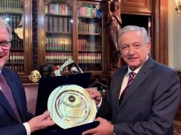 El presidente de la Confederación Mundial de Béisbol y Softbol (WBSC) pidió al Presidente ser embajador, al tiempo que le entregó una medalla a nombre de todos los beisbolistas del mundo. TWITTER / @lopezobrador_