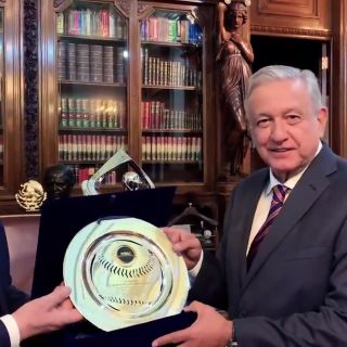 Nombran a López Obrador embajador del beisbol en el mundo
