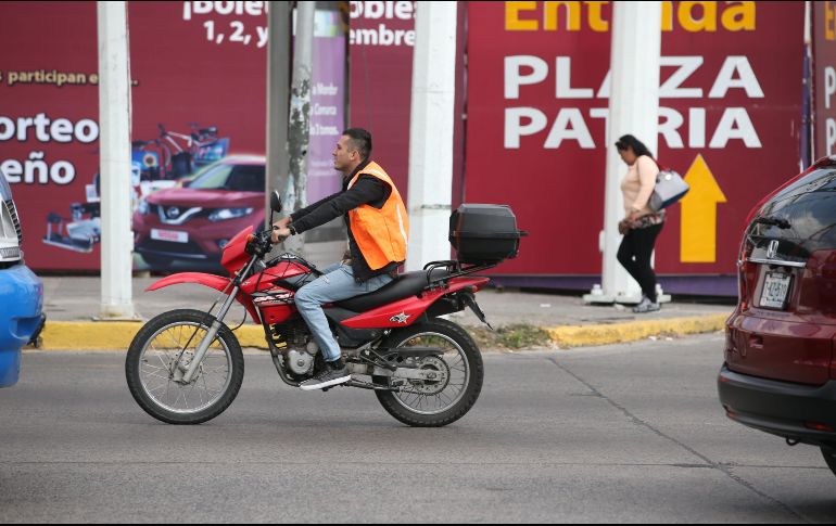 Tamez Guajardo indica que a partir del 1 de marzo se exigirá de nueva cuenta que los motociclistas cuenten con un chaleco reflejante que porte en la espalda el número de placa de la motocicleta. EL INFORMADOR/ ARCHIVO