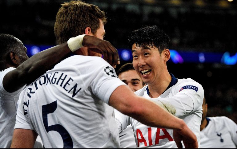 Son Heung-min (I), autor del primer gol del Tottenham, celebra con Vertonghen, que anotó el segundo. EFE/N. Hall