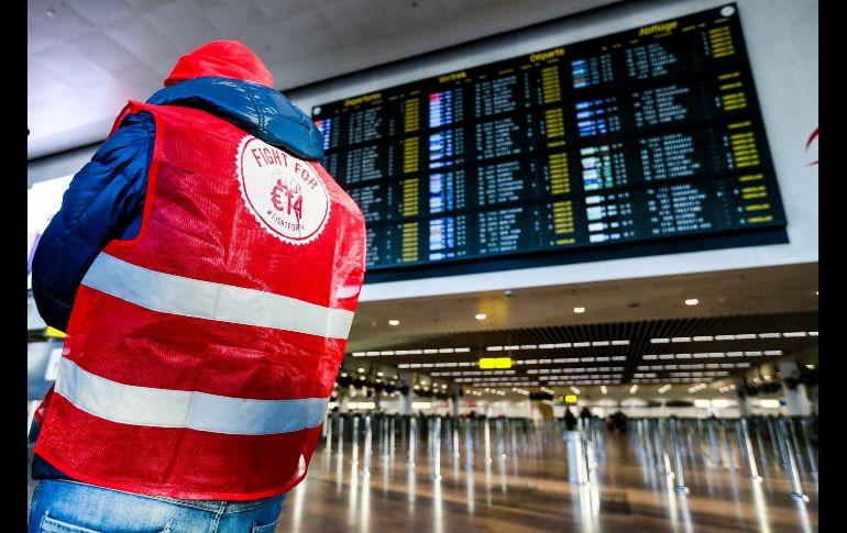 Un trabajador en huelga permanece ante un panel que informa de la cancelación de los vuelos en la zona de facturación del Aeropuerto Internacional de Zaventem, Bélgica. El espacio aéreo de Bélgica permanece cerrado durante 24 horas por la huelga convocada por los sindicatos del país. EFE/ S. Lecocq