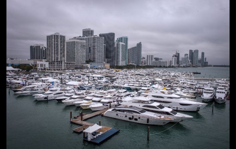 Decenas de yates participantes de la 31 edición del Miami Yacht Show permanecen en la bahía de Biscayne, en Miami. La feria exhibe más de medio millar de embarcaciones en dos marinas y lo más innovador en tecnología. EFE/G. Viera
