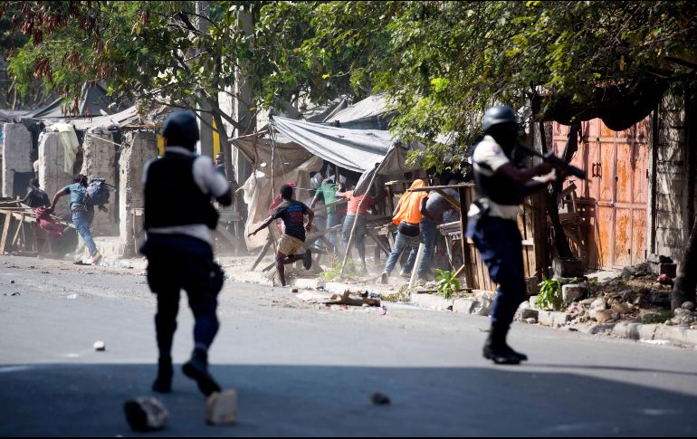 Las confrontaciones entre las fuerzas de seguridad y jóvenes fueron intensas y prolongadas. AP/D. Nalio
