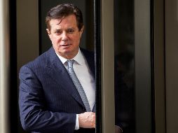 El ex presidente de la campaña del presidente Donald Trump, Paul Manafort, abandona el tribunal federal después de una audiencia de estado en Washington. EFE/S. Thew