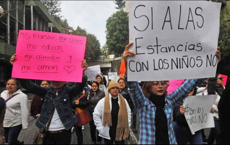 Trabajadores de estancias infantiles de Veracruz pararon actividades y realizaron una marcha para manifestarse en contra de que se eliminé el apoyo a estos centros, como lo anunció el Gobierno federal. SUN