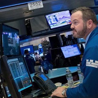Wall Street desciende, atenta a negociaciones EU-China