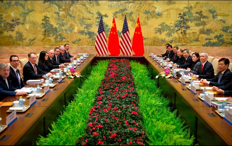 Representantes de China y Estados Unidos durante la mesa de negociaciones comerciales realizadas en Beijing. AFP / M. Schiefelbein