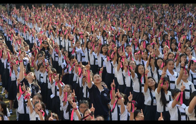 Estudiantes hacen la señal del nuúmero uno, durante un acto del movimiento global 