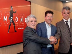 El sudamericano (C) ha llevado las riendas del equipo desde finales de 2011, y ha guiado al Atlético a dos títulos de la Europa League y uno de la Liga de España. EFE / A. Marin