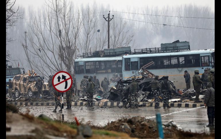 Soldados paramilitares acuden al sitio de una explosión en Pampore, en la región cachemira de la India. Un vehículo cargado con explosivos estalló  cerca de un convoy, provocando la muerte de por lo menos 33 soldados y heridas a otros 20. AP/U. Asif