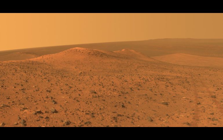 Una vista compuesta de varias imágenes con filtros muestra una cresta marciana, 