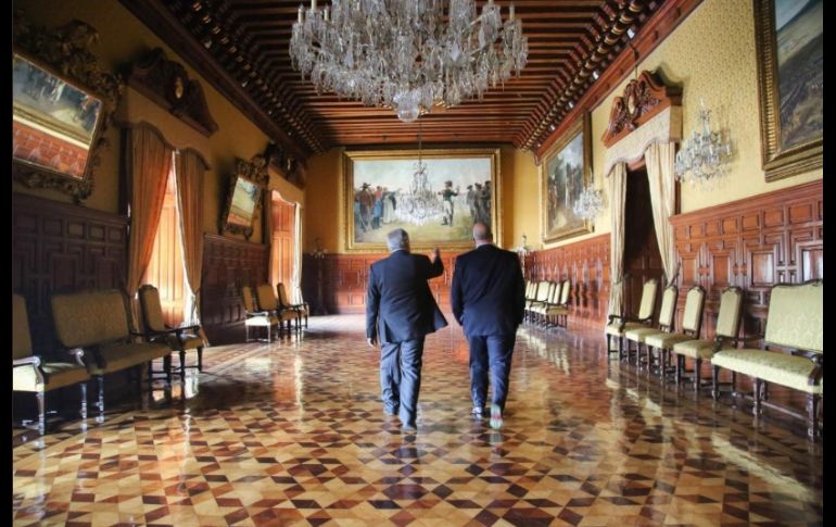 Enrique Alfaro y Andrés Manuel López Obrador recorrieron los pasillos del Palacio Nacional durante la reunión. ESPECIAL