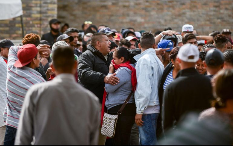 Migrantes esperan para salir del albergue temporal habilitado por las autoridades de Coahuila este jueves, en Piedras Negras. EFE/M. Sierra