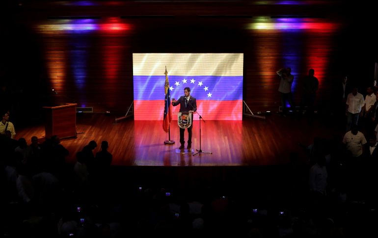 El presidente de la Asamblea Nacional de Venezuela, Juan Guaidó, habla durante un evento con trabajadores este jueves en la Universidad Central de Venezuela. EFE/C. Hernández
