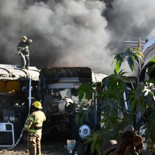 Incendio en taller de Tonalá, deja seis camiones calcinados