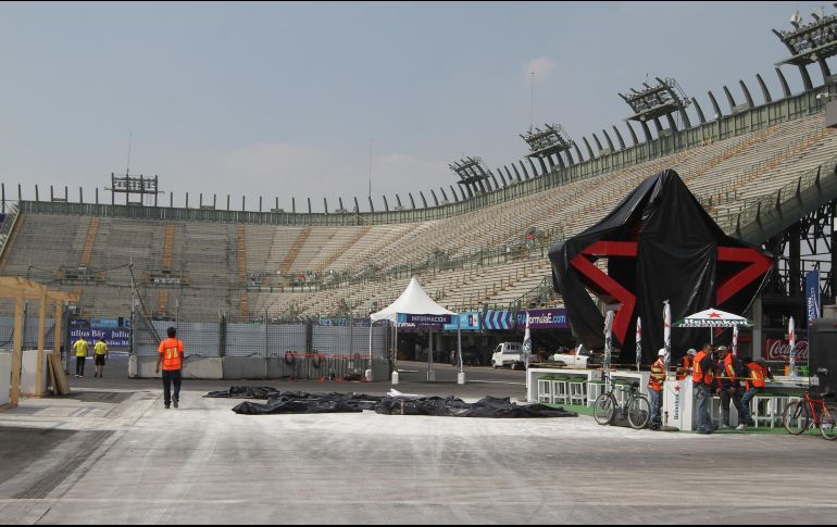 Últimos preparativos en el Autódromo Hermanos Rodríguez para la carrera del sábado. NOTIMEX/G. Durán