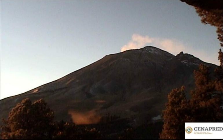 Luego de que ayer el volcán Popocatépetl registró un aumento en su actividad, este viernes amanece con una leve emisión de gases que los vientos dispersan hacia el suroeste. TWITTER / @PC_Estatal