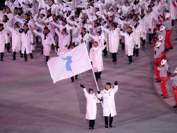 Después de años de relaciones muy tensas, las dos Coreas desfilaron con una bandera única en la ceremonia de apertura de los Juegos Olímpicos de invierno de Pyeongchang en 2018. ESPECIAL / olympic.org