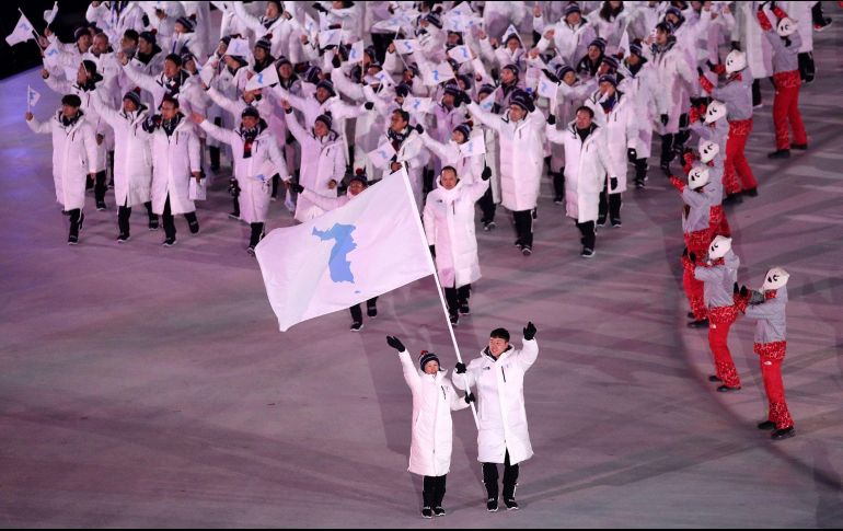 Después de años de relaciones muy tensas, las dos Coreas desfilaron con una bandera única en la ceremonia de apertura de los Juegos Olímpicos de invierno de Pyeongchang en 2018. ESPECIAL / olympic.org