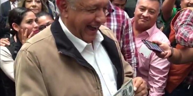 L&oacute;pez Obrador muestra amuletos previo a su visita a la tierra del "Chapo"