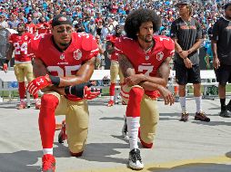 El acuerdo al que llegaron Eric Reid (I) y Colin Kaepernick (D) está sujeto a un acuerdo de confidencialidad. AP/ARCHIVO