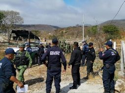 Denuncian que integrantes del grupo MOCRI-CNPA-EZ intimidan con armas de fuego, palos y piedras. TWITTER/@Cartelerap