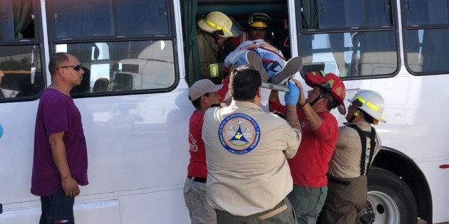 Choque de cami&oacute;n de pasajeros deja 12 lesionados en El Salto