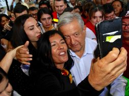 López Obrador fue recibido por ciudadanos que le demostraron su apoyo en su llegada al aeropuerto de Sinaloa, para supervisar el tramo carretero Badiraguato-Guadalupe y Calvo. NTX / J. Lira