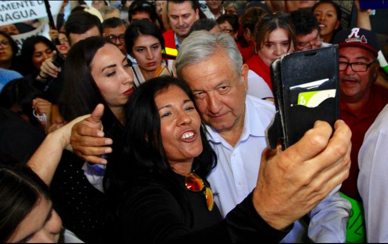 López Obrador fue recibido por ciudadanos que le demostraron su apoyo en su llegada al aeropuerto de Sinaloa, para supervisar el tramo carretero Badiraguato-Guadalupe y Calvo. NTX / J. Lira