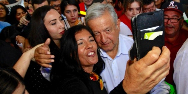 Sinaloenses reciben a AMLO, le piden atender demandas ciudadanas