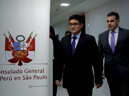 Los fiscales del equipo especial de la Lava Jato en Perú, Rafael Vela (d) y José Domingo Pérez (i), hablan durante una rueda de prensa este viernes en Sao Paulo. EFE/F. Bizerra