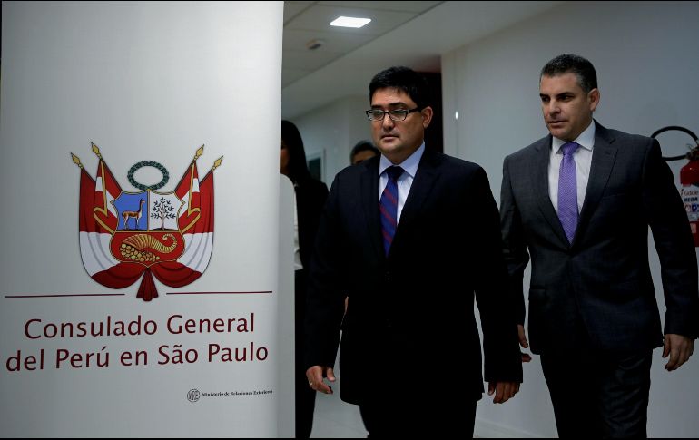Los fiscales del equipo especial de la Lava Jato en Perú, Rafael Vela (d) y José Domingo Pérez (i), hablan durante una rueda de prensa este viernes en Sao Paulo. EFE/F. Bizerra