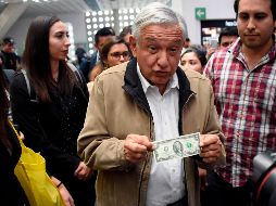 A López Obrador se le preguntó si no tenía miedo de ir sin seguridad a Badiraguato; no respondió y mostró sus amuletos que lo cuidan. AFP / A. Estrella